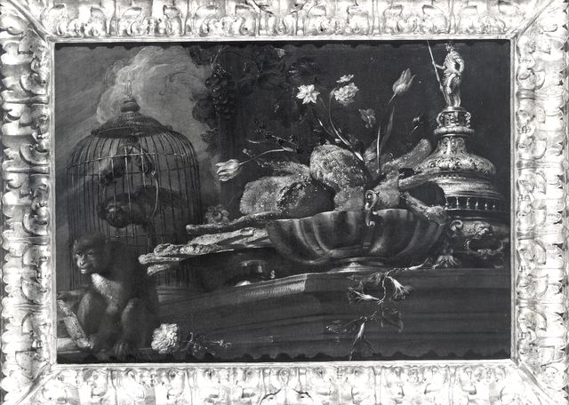 Anonimo — Recco Giuseppe - sec. XVII - Natura morta con pappagallo in gabbia, scimmia, cesto di fiori e pane e statuetta — insieme